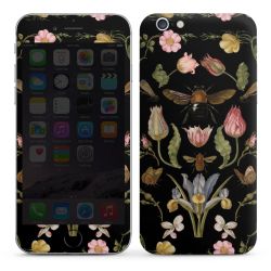 Fiori di campo e api nere