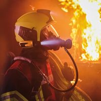Feuerwehrmann vor Explosion - JP Gansewendt Photography