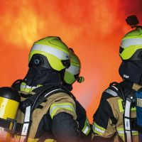 Feuerwehrleute vor der Brandmauer - JP Gansewendt Photography