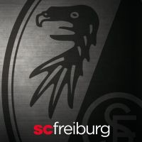 Dot Metall Hintergrund mit dem Schriftzug SC Freiburg - SC Freiburg